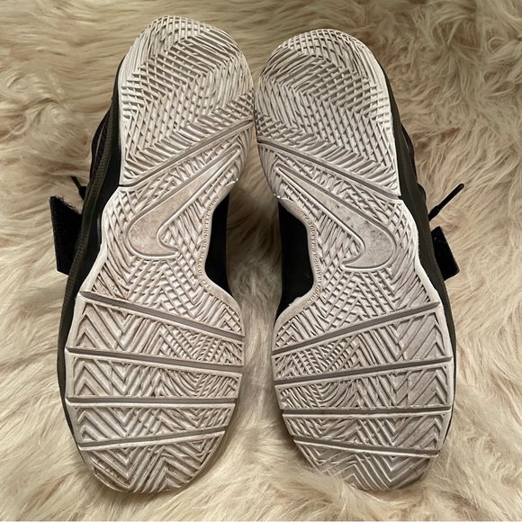 Boys Nike Team Hustle Basketball Shoes - Picture 2 of 3